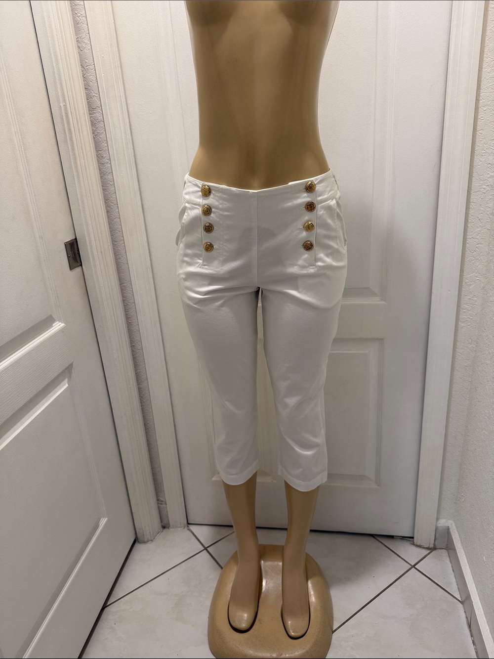 Larry Levine White Cropped Sailor-Button Capri Pants